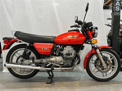 Moto Guzzi V50 in un contesto urbano
