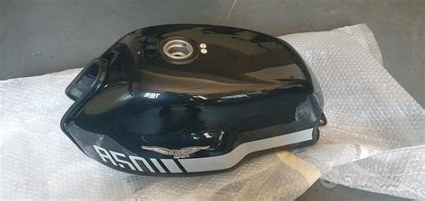 Dettaglio del serbatoio di una Moto Guzzi V50 con adesivi
