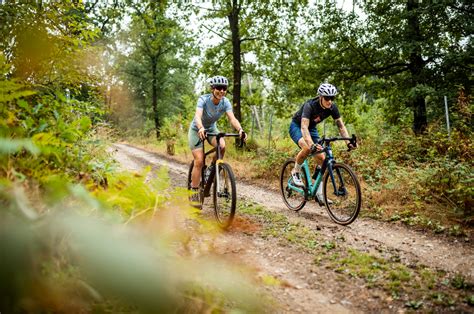 Ciclista su bici gravel in un paesaggio misto strada-sterrato