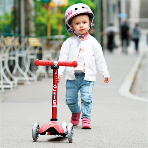 Bambino che gioca con un monopattino Mini Micro
