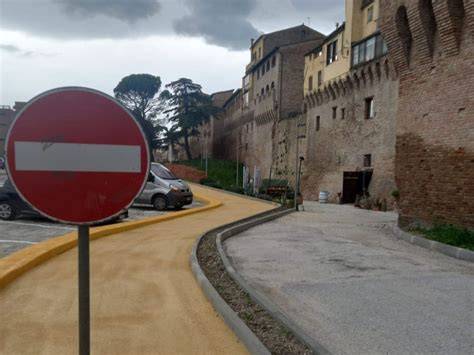 Organizzazione scena ciclabile gialla Jesi e Mura Storiche