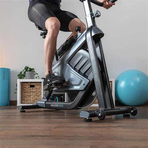 Ciclista su cyclette indoor che guarda il display