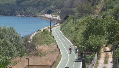 Ciclisti su un tratto della Via Verde