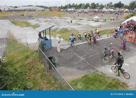 Bambini che fanno acrobazie con BMX Atala in un park