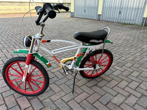 Dettaglio di una BMX Atala anni '80 con componenti in primo piano