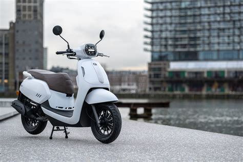 scooter Kymco Filly 50 in ambiente urbano
