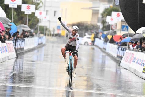 Ciclista che festeggia sul traguardo