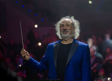 Maestro Diego Basso che dirige un'orchestra