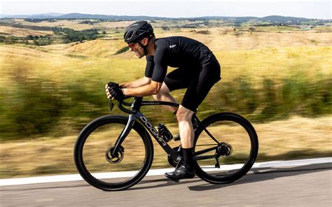 Ciclista su una bici da corsa su una strada siciliana