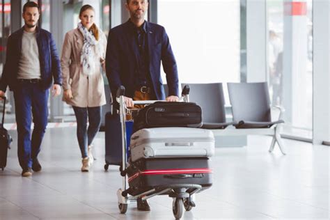 Un gruppo di persone che lascia le valigie in un deposito sicuro