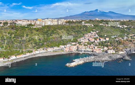 Vista panoramica del mare dalla costa di Acireale