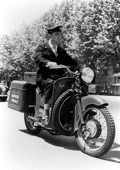 Meccanico al lavoro su un motore Guzzi Galletto