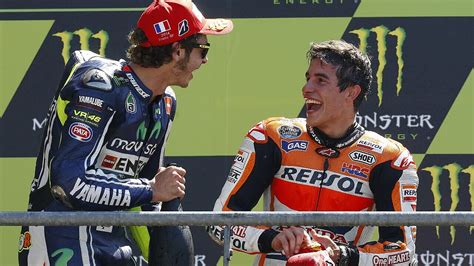 Valentino Rossi e Marc Marquez durante un duello in pista