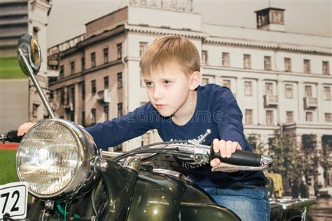 minore che guarda un motociclo