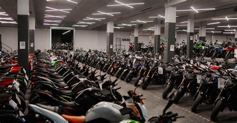 Interno di un concessionario di moto con vari modelli esposti