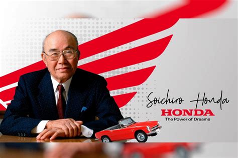Soichiro Honda giovane con un'auto da corsa