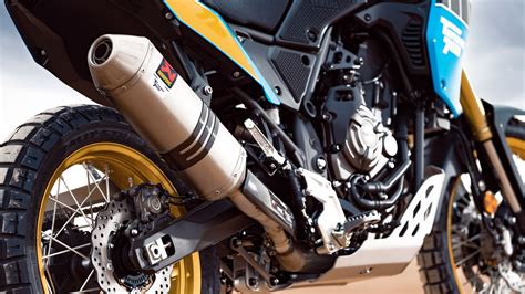 Motociclista su una moto da corsa con un sistema di scarico Akrapovič in titanio