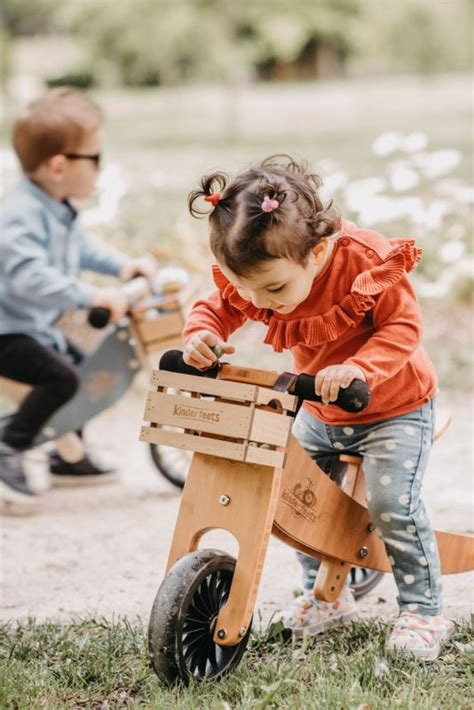 bambino su una balance bike