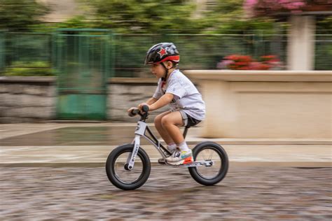 bambino che appoggia i piedi a terra su una balance bike