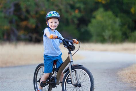 bambino con bicicletta dorata