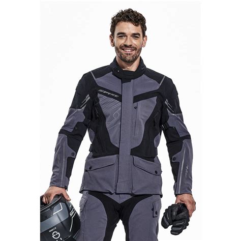 Scheda tecnica dettagliata di una giacca moto