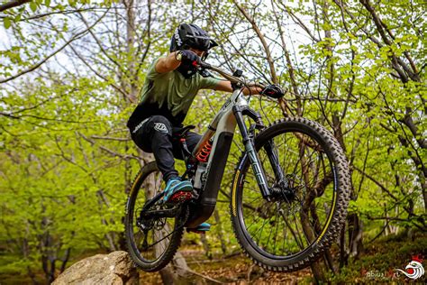 bicicletta da downhill in azione su un sentiero tecnico
