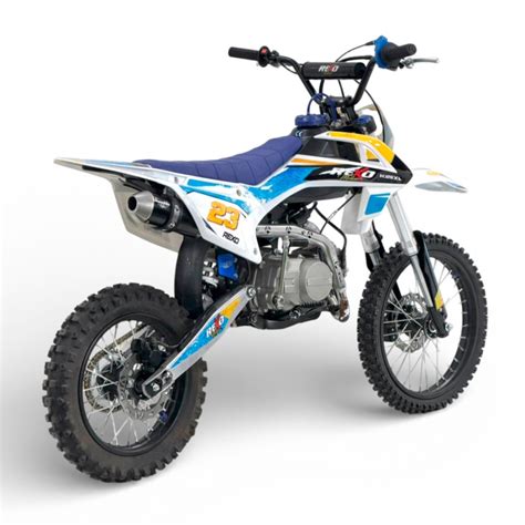 Una pit bike 125cc su un campo da cross