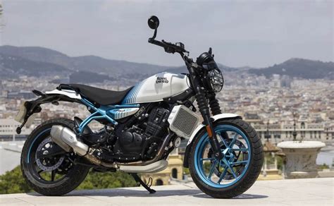 Royal Enfield Guerrilla 450 in azione su strada tortuosa