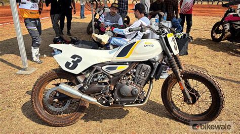 Royal Enfield Guerrilla 450 in configurazione Flat-Track