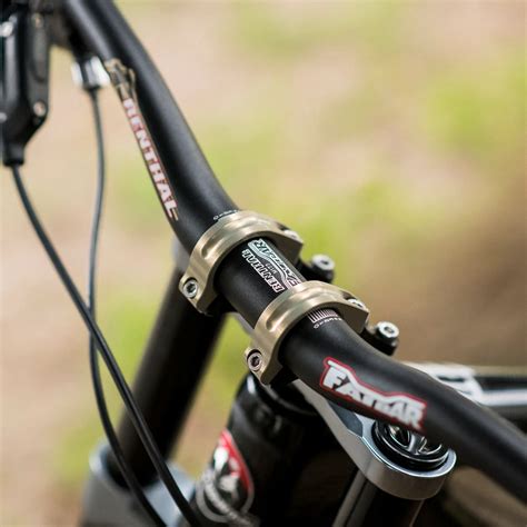 Immagine del manubrio Renthal Fatbar 604-01-BK montato su una Honda Africa Twin.