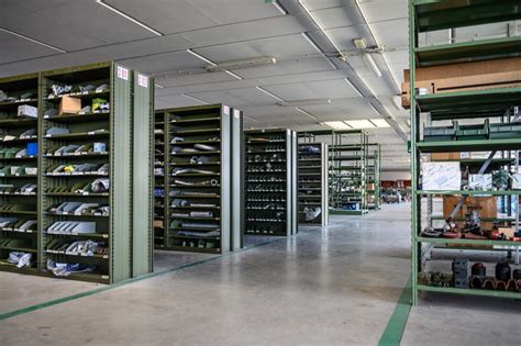 Vista di un magazzino ricambi per minivetture