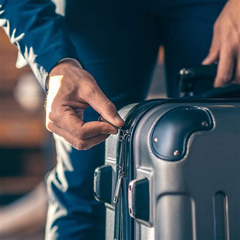 Primo piano di una chiusura ermetica di una valigia in alluminio per moto