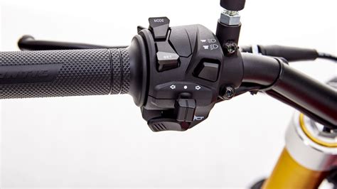 Dettaglio del serbatoio e del manubrio della Fantic Caballero 125 Flat Track