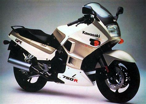 Kawasaki GPX 750 R in movimento