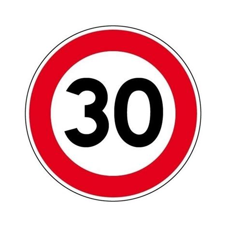 Segnale di limite di velocità 30 km/h in un centro urbano