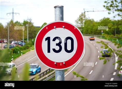 Segnale di limite di velocità 130 km/h in autostrada