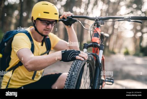 Ciclista che controlla la pressione degli pneumatici