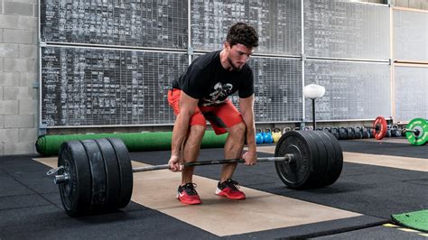 atleta che esegue uno stacco da terra