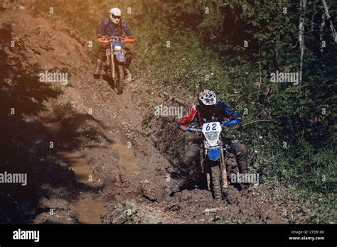 pilota di enduro su un percorso tecnico