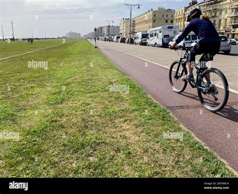 Una bicicletta in movimento su una strada