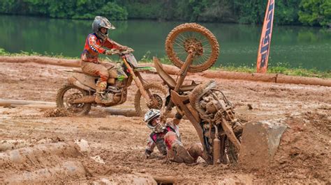 Pista da motocross con piloti in gara