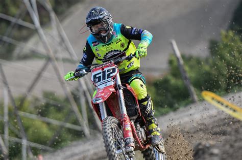 Giovani piloti di motocross in un paddock