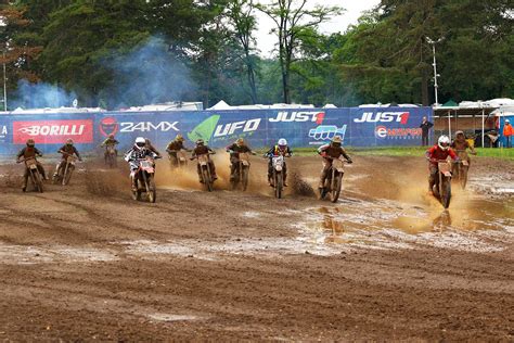 Gara di motocross in condizioni di fango