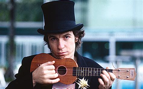 Giovane Rino Gaetano con la chitarra