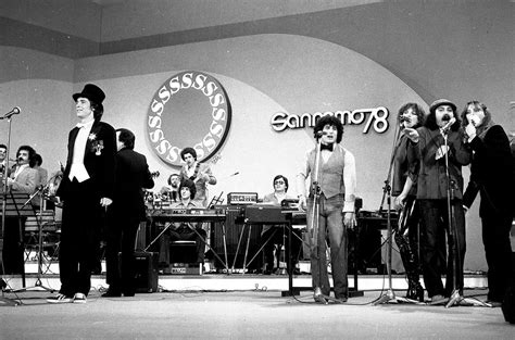 Rino Gaetano sul palco di Sanremo 1978 con cilindro e ukulele