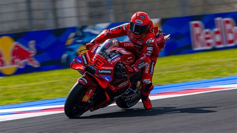Marc Marquez celebra la vittoria a Misano