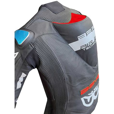 Dettaglio di una tuta da MotoGP con airbag integrato