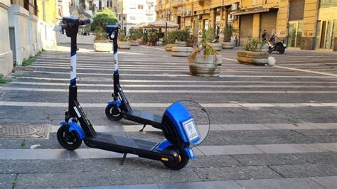 Monopattini elettrici in una città italiana