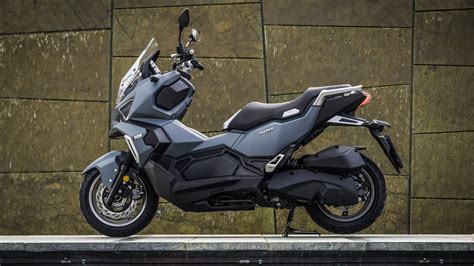 SYM ADX 125 vista laterale con pilota
