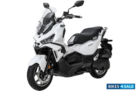 SYM ADX 125 dettaglio ruota anteriore con pneumatico scolpito